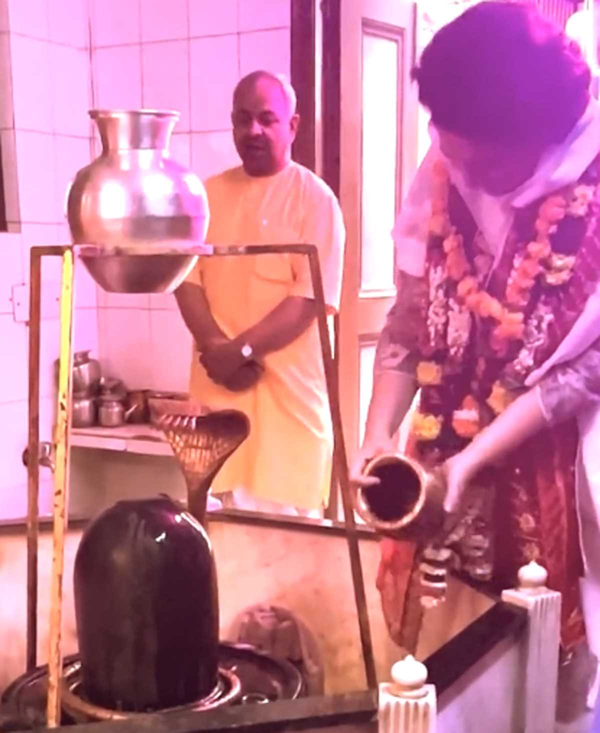 दिल्ली : प्रियंका गांधी ने शिव मंदिर में पूजा-अर्चना की, भगवान का आशीर्वाद लिया